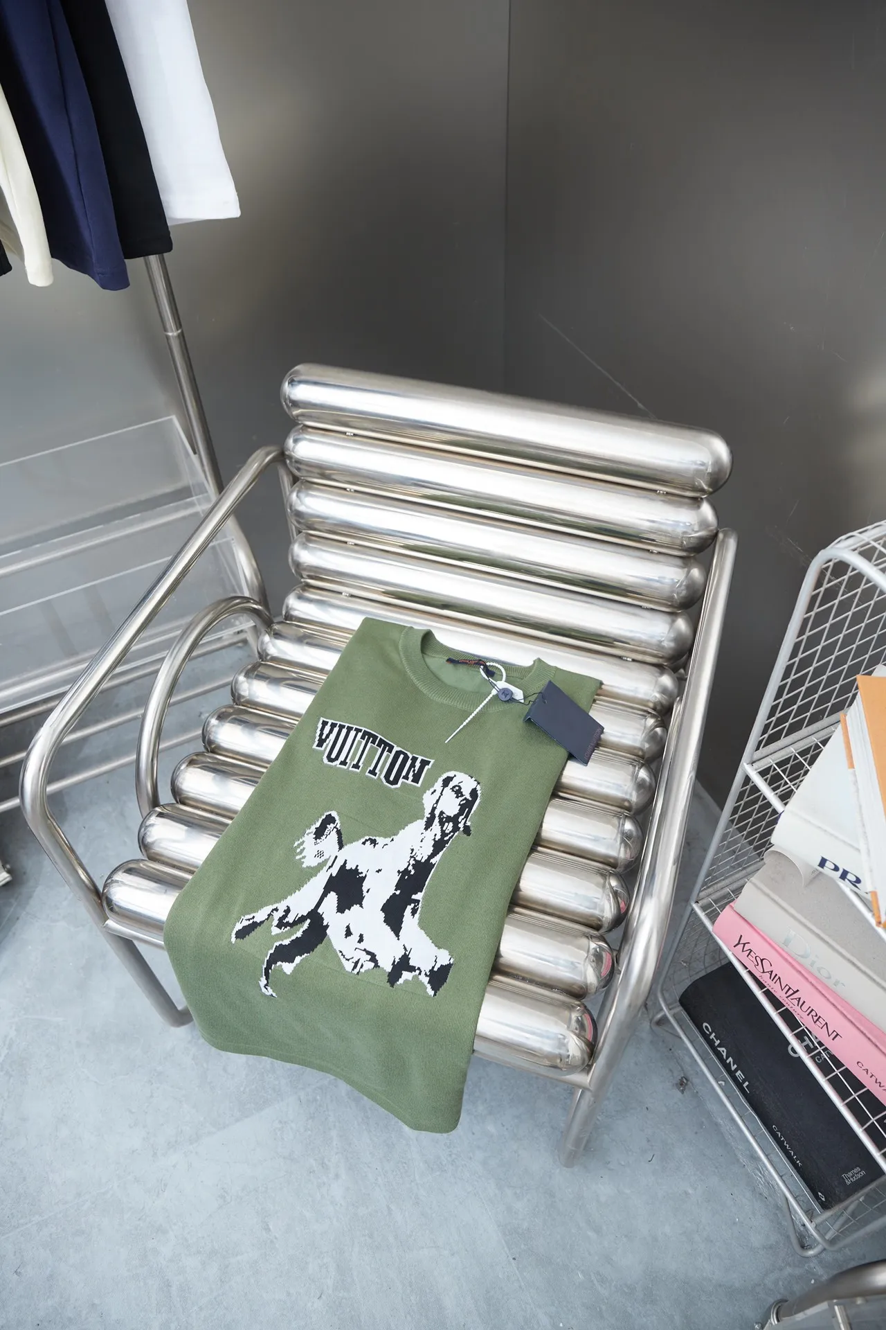 🅿️200 LV Louis 25ss new short-sleeved crew neck shirt is made of high-quality cotton, with contrasting intarsia depicting a smart hound pattern. The brand logo is decorated on the front and back, injecting new ideas into daily wear for dog lovers! Same style for men and women Size: S.M.L.XL